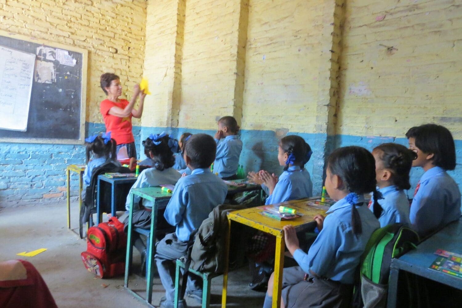 Volunteer-in-Nepal-teaching