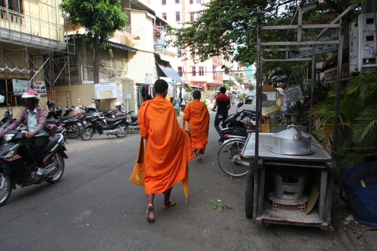 Volunteer in Cambodia getting local tour